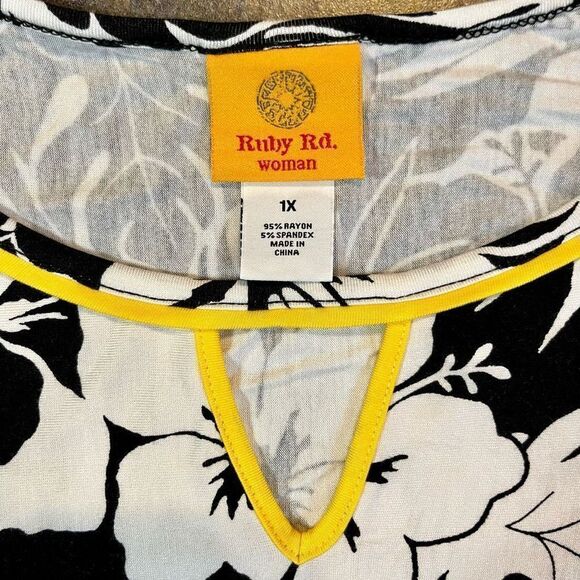 Ruby Rd. Black White Floral Keyhole Blouse 1X - Picture 9 of 10